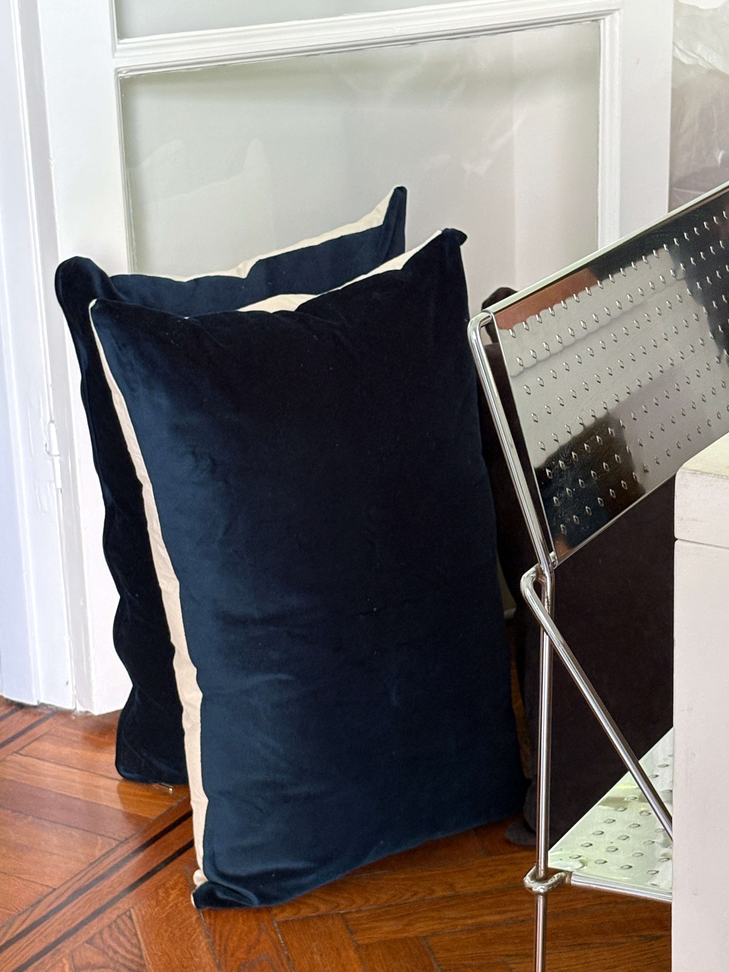 pack de almohadones terciopelo azul y canvas off white