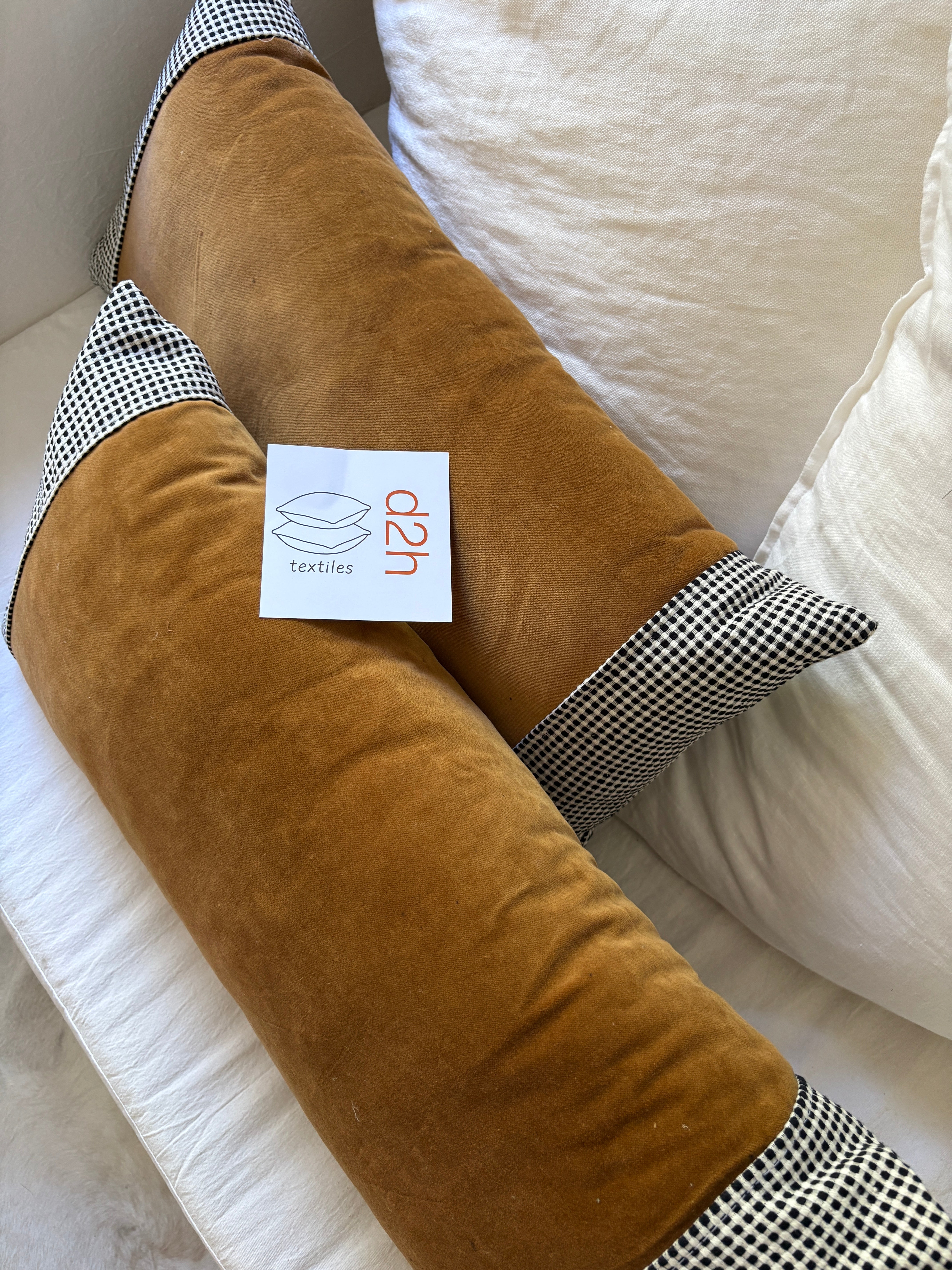 pack de almohadones de terciopelo habano y algodón tejido cuadrille